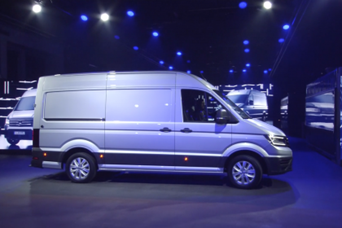 Volkswagen Crafter doi thu Ford Transit 